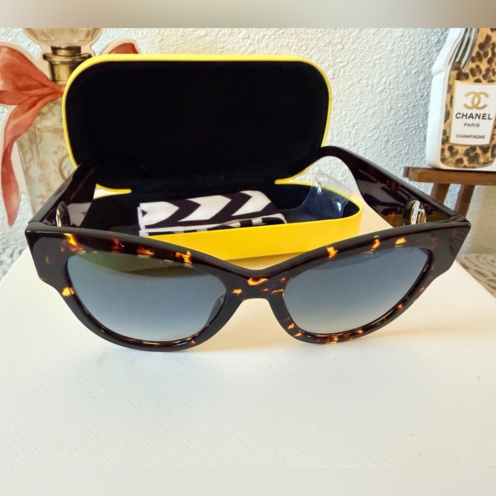 Mark Jacobs Tortoiseshell Sunglasses - image 1